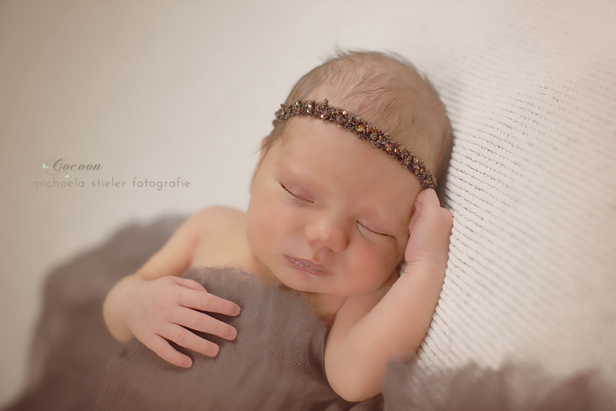 Michaela Stieler Kinder cocoon pictures Kinderfotografie Fotograf Neugeborene Babyfotografie Bremen Oldenburg Hamburg Verden Hannover Baby Neugeborenenfotografie Kinderfotos Fotografie Babyfotos