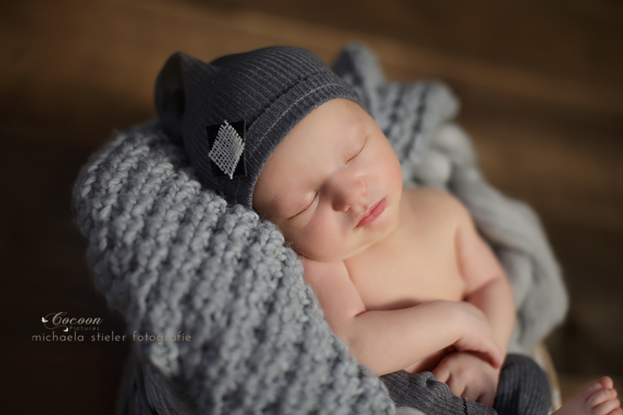 Michaela Stieler Kinder cocoon pictures Kinderfotografie Fotograf Neugeborene Babyfotografie Bremen Oldenburg Hamburg Verden Hannover Baby Neugeborenenfotografie Kinderfotos Fotografie Babyfotos