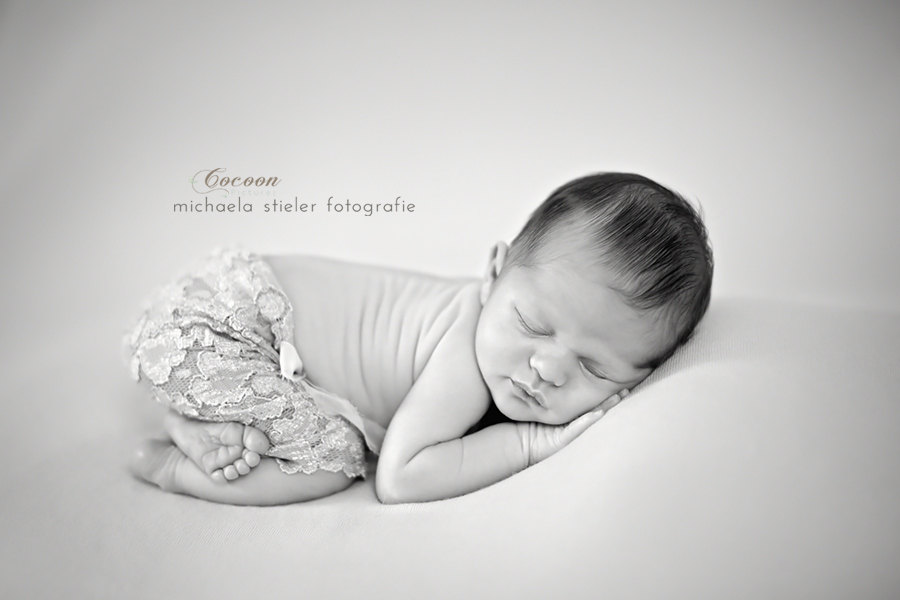 Michaela Stieler Kinder cocoon pictures Kinderfotografie Fotograf Neugeborene Babyfotografie Bremen Oldenburg Hamburg Verden Hannover Baby Neugeborenenfotografie Kinderfotos Fotografie Babyfotos