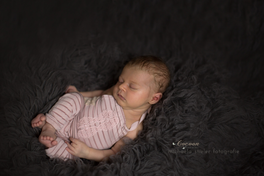 Michaela Stieler Kinder cocoon pictures Kinderfotografie Fotograf Neugeborene Babyfotografie Bremen Oldenburg Hamburg Verden Hannover Baby Neugeborenenfotografie Familienfotos Kinderfotos Fotografie Babyfotos