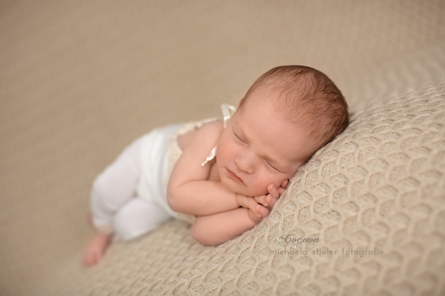 Michaela Stieler Kinder cocoon pictures Kinderfotografie Fotograf Neugeborene Babyfotografie Bremen Oldenburg Hamburg Verden Hannover Baby Neugeborenenfotografie Familienfotos Kinderfotos Fotografie Babyfotos